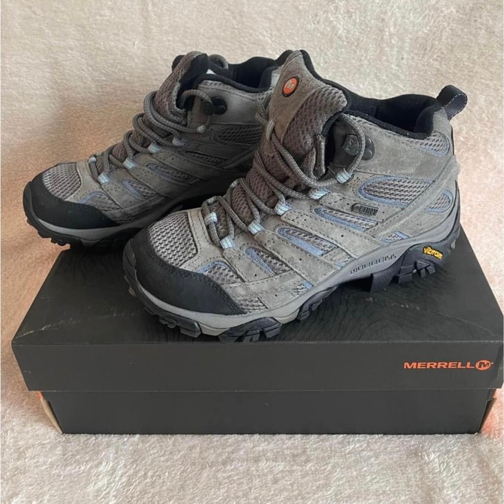 Merrell women hiking boot; Size 7